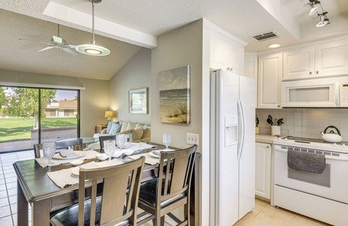 Palm Desert Condominio | Golf & Swim: Country Club Condo in Palm Desert