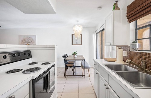 Cathedral City Condominio | Golf & Tennis Club Condo with balcony overlooking pool