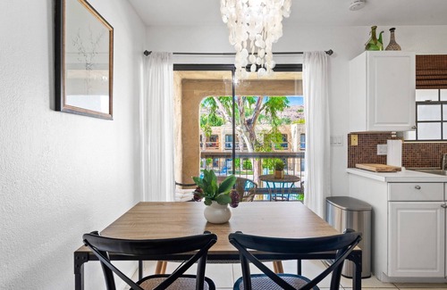Cathedral City Condominio | Golf & Tennis Club Condo with balcony overlooking pool