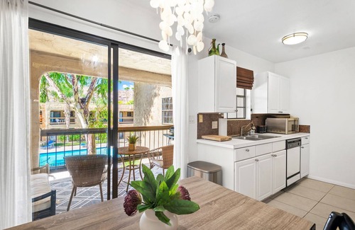 Cathedral City Condominio | Golf & Tennis Club Condo with balcony overlooking pool