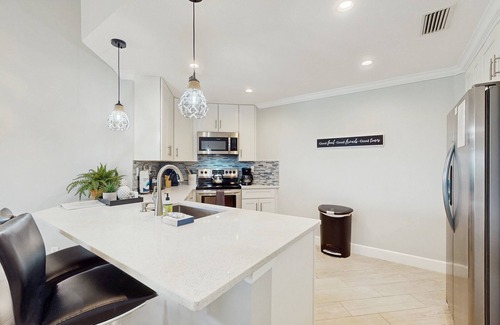 Isla del Sol Condominio | Golf-view retreat with heated pool and hot tub - central AC & private W/D