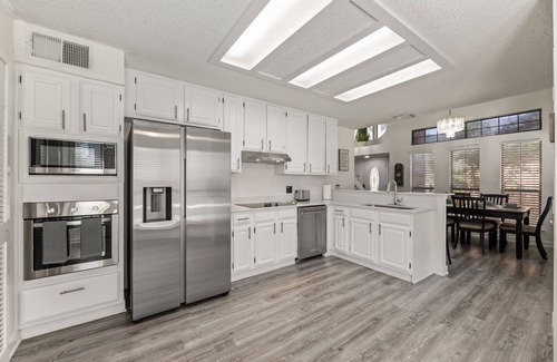 Euless Villa | Golfing Near the Pool in Euless