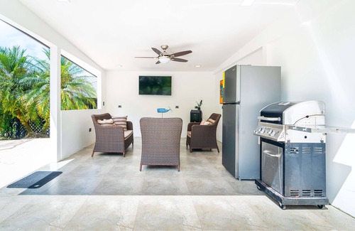 Golfito Casa | Golfito Luxury + Privacy-Located less than 5 minutes from the airport, grocery stores