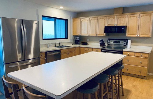 Revelstoke Chalet De Esquí | Gondola base | Stunning views | Hot tub | Sauna | Business #0005235