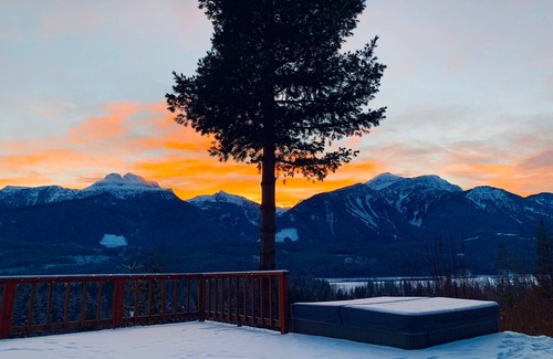 Revelstoke Chalet De Esquí | Gondola base | Stunning views | Hot tub | Sauna | Business #0005235