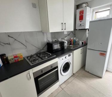 College Park and Old Oak Casa | Good Priced Single Rooms in East Acton