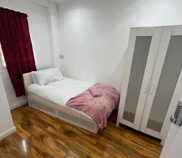 College Park and Old Oak Casa | Good Priced Single Rooms in East Acton