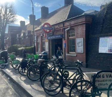 College Park and Old Oak Casa | Good Priced Single Rooms in East Acton