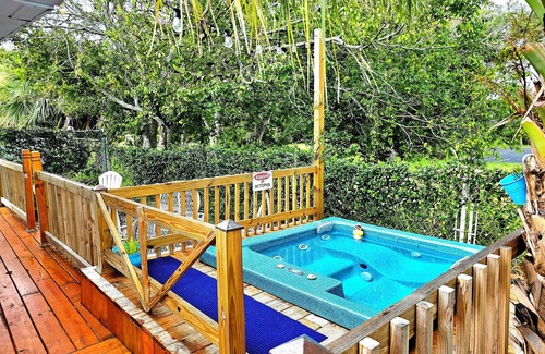 Smith's Memento Casa | Good Times! Beach cottage with hot tub, walk to beach! Unique amenities!