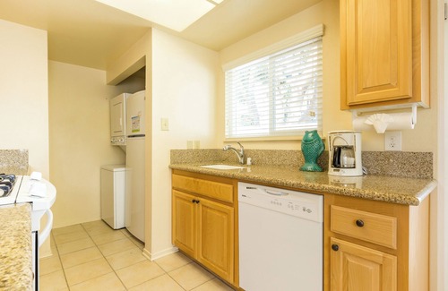 Oxnard Shores Hotel | Good-Value Accommodation! 3 Convenient Units, Kitchen, Onsite Parking!