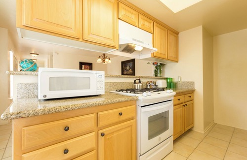 Oxnard Shores Hotel | Good-Value Accommodation! 3 Convenient Units, Kitchen, Onsite Parking!