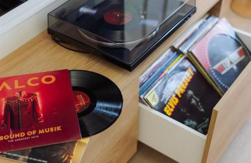 Prague 13 Apartamento | Good Vibe Studio near Metro - Garage, Air-Conditioning, Vinyl player