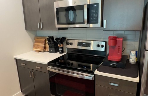 Mount Adams Apartamento | Good Vibes Only! Pool and Riverfront View! Walking dist to Banks & Stadiums !