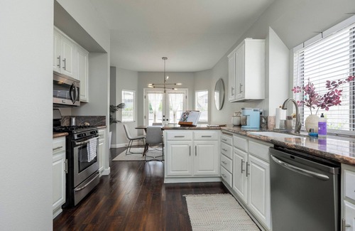 Santa Clarita Casa | GOODE.HOMES | Luxury Modern Home w/ Jacuzzi