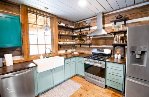 Jackson Cabina | Gorgeous 1856 Log Cabin, Completely Renovated