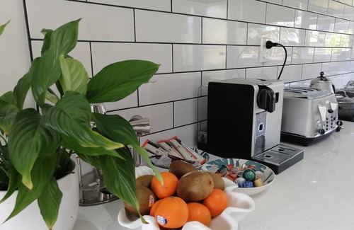 Takapuna Casa | Gorgeous 2 Bed Rooms & Garage Centre Takapuna