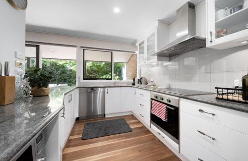 Kingston Casa | Gorgeous 2-Bed Townhouse with Patio, BBQ & Parking