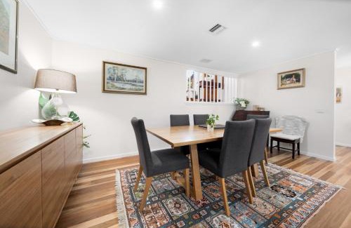 Kingston Casa | Gorgeous 2-Bed Townhouse with Patio, BBQ & Parking