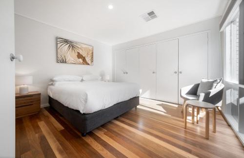Kingston Casa | Gorgeous 2-Bed Townhouse with Patio, BBQ & Parking