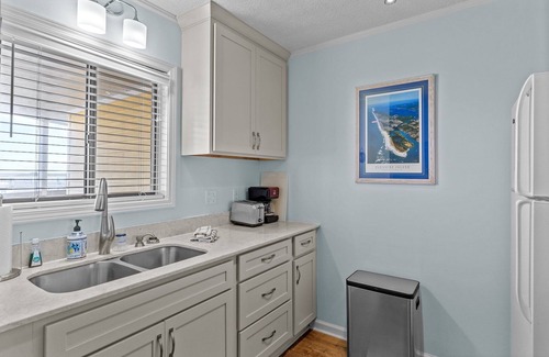 North Carolina Coast Condominio | Gorgeous 2 BR/2BA Condo with Ocean and Canal views, heart of Carolina Beach