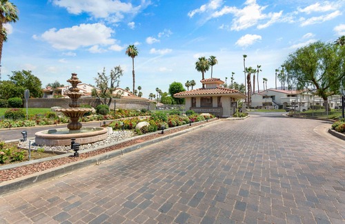 Palm Springs Condominio | Gorgeous 2 BR+2BA “D” Mesquite Country Club Condo.