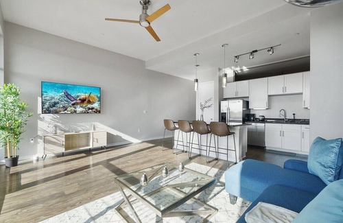 Dawson Apartamento | Sunlight-Filled Loft 2B w/Downtown View, Pool, Gym