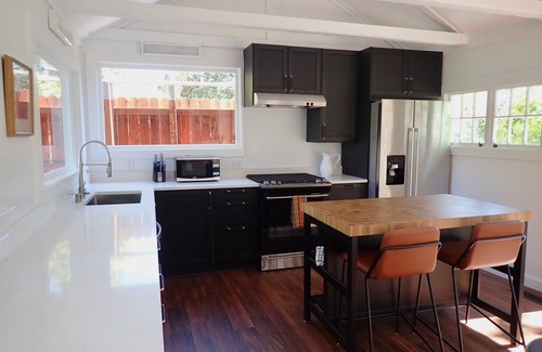 Greenbrae Cabaña | Gorgeous 2Bd + Loft with Deck and Gardens. Soaring 20 ft ceilings, huge windows!