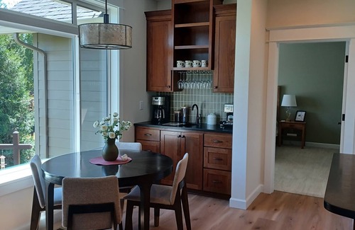 Carlton Casa | Gorgeous 3 BR 2.5 BA Craftsman home on 1/2 acre- Great outdoor spaces & firepit