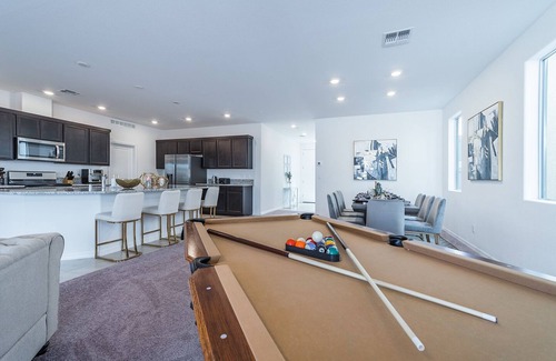 Arden Casa | Gorgeous! 3000 sq ft@4br/ 3.5ba/ 10 beds! L2 EV Charger@12 minutes to Strip!