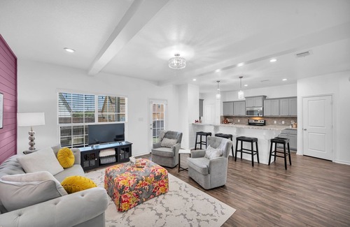 Wellborn Casa | Gorgeous! 4/4.5 Townhome in Aggieland - The Revelry