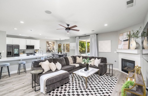 Greenacres Casa | Gorgeous 4-Bdrm Home/ Heated Pool/ Quite Neighborhood/ Fireplace/ Fast Internet