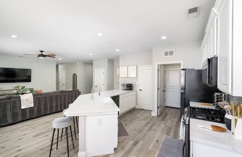 Greenacres Casa | Gorgeous 4-Bdrm Home/ Heated Pool/ Quite Neighborhood/ Fireplace/ Fast Internet