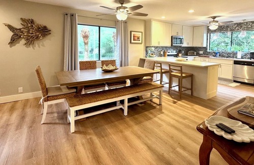 Saint Simons Island Casa | Gorgeous 4-bedroom townhome, sleeps 12 and only 700 steps to the beach!
