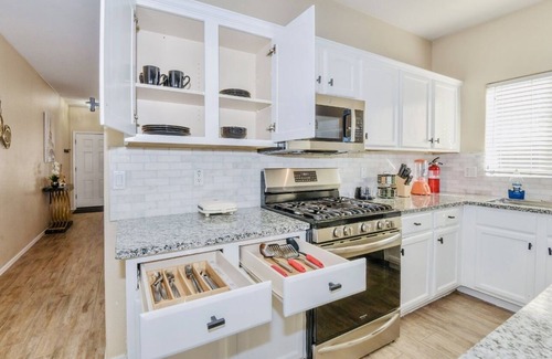 Coldwater Springs Casa | Gorgeous 4 bedroom house in a peaceful neighborhood.