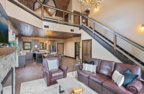 Wears Valley Cabina | Gorgeous 4BR Cabin with Hot Tub!