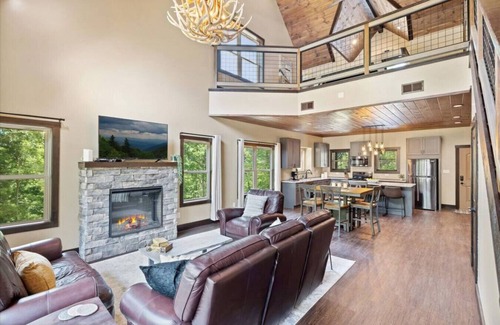 Wears Valley Cabina | Gorgeous 4BR Cabin with Hot Tub!