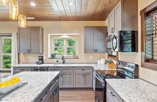 Wears Valley Cabina | Gorgeous 4BR Cabin with Hot Tub!