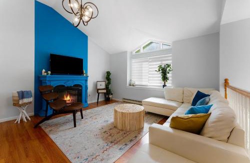 East Stroudsburg Casa | Gorgeous 4BR Home with Hot Tub,Pool& Sauna