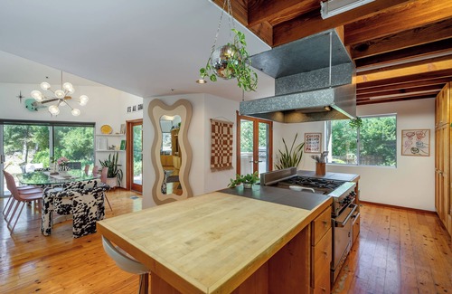 Calabasas Casa | Gorgeous 5-bedroom estate in Malibu Canyon with 2 private apartments, sleeps 13!