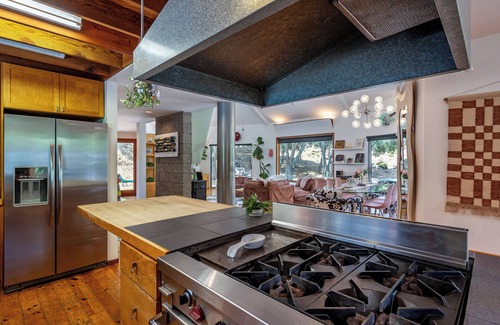 Calabasas Casa | Gorgeous 5-bedroom estate in Malibu Canyon with 2 private apartments, sleeps 13!