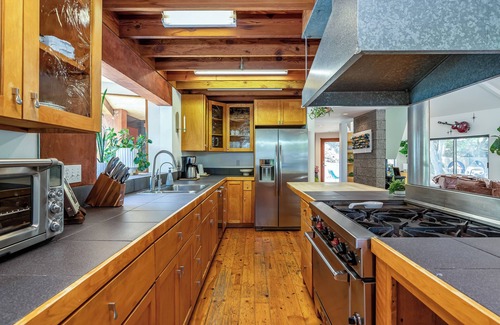 Calabasas Casa | Gorgeous 5-bedroom estate in Malibu Canyon with 2 private apartments, sleeps 13!