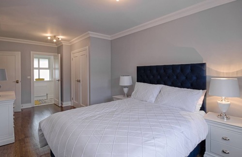 Dromod Casa | Gorgeous 5BD 5BA in quaint village with marina in Leitrim