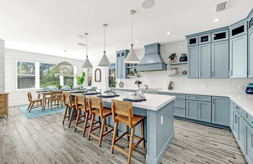 Bradenton Beach Casa | Gorgeous 7 bedroom Beach house 2 minute walk to Beach!