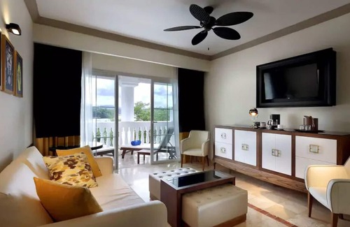 Lucea Apartamento | Gorgeous All Inclusive Resort for up to 6