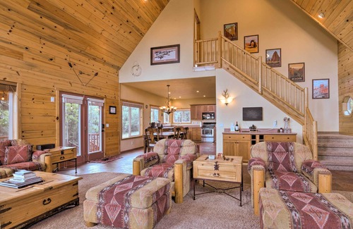 Long Valley Junction Cabina | Gorgeous Alton Cabin w/ Deck + Mountain Views