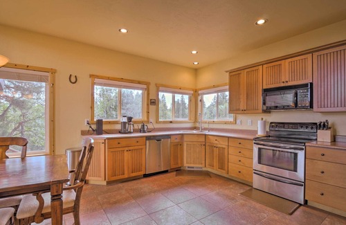 Long Valley Junction Cabina | Gorgeous Alton Cabin w/ Deck + Mountain Views