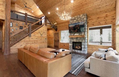 Duck Creek Village Casa | Gorgeous and Fully Equipped Cabin with Hot Tub in Duck Creek Village, Perfect for a Family Holiday in the Mountains