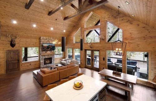 Duck Creek Village Casa | Gorgeous and Fully Equipped Cabin with Hot Tub in Duck Creek Village, Perfect for a Family Holiday in the Mountains