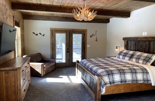Duck Creek Village Casa | Gorgeous and Fully Equipped Cabin with Hot Tub in Duck Creek Village, Perfect for a Family Holiday in the Mountains