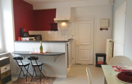 Hirel Apartamento | Gorgeous Apartment In Vildé-La-Marine